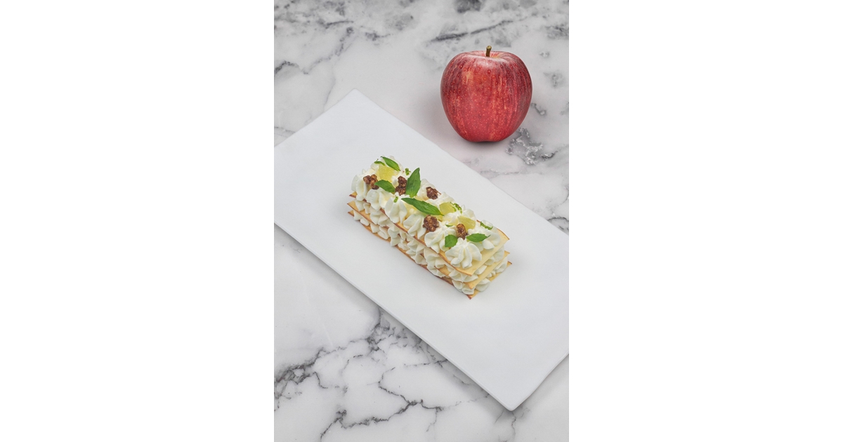 Caramelized Gala milfulles, whipped cream & walnuts | Marlene®