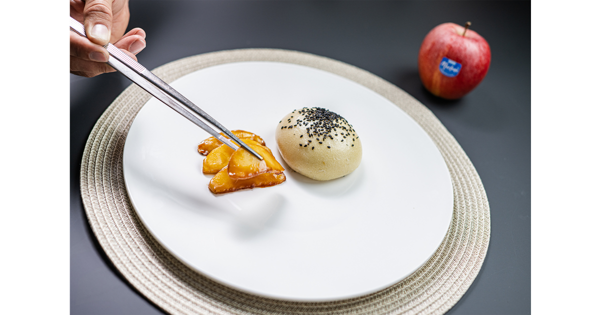 Steamed bao with spicy beef and honey-glazed grilled Gala apple | Marlene®