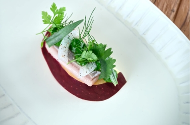 rezept-basile-dewulf-marlene-red-delicious-apple-carpaccio-pickled-herring-herb-mayonnaise-1-ret-b