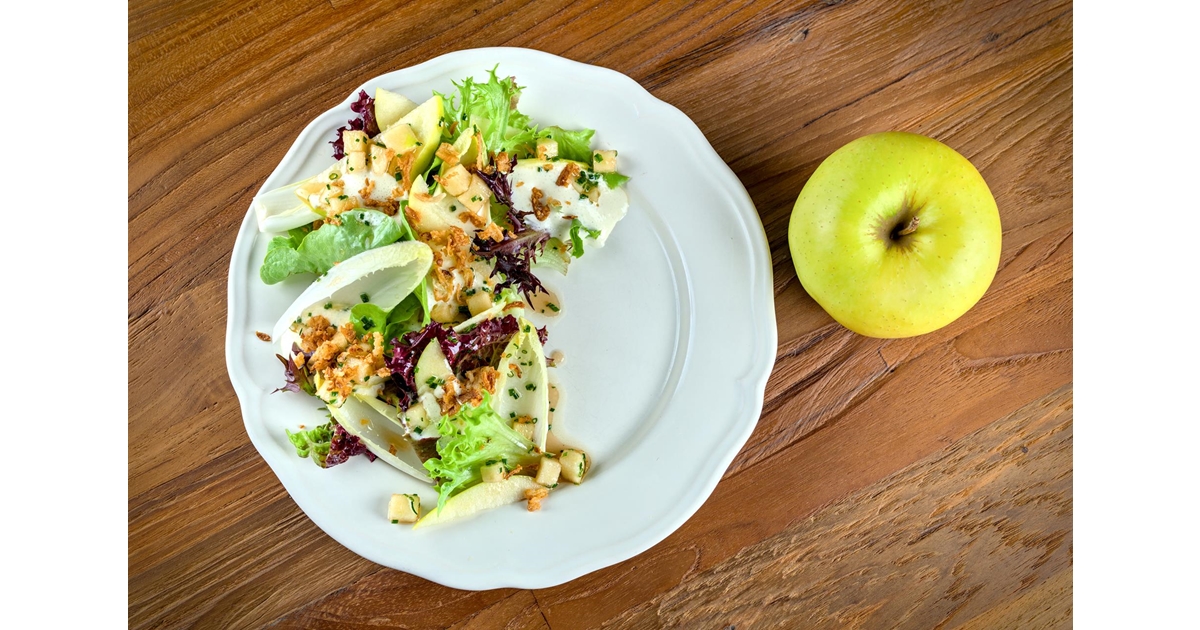 Warm salad with Golden Delicious apple and chicory | Marlene®