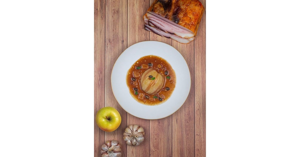 Steamed apple, cured Iberian pork belly and pork "escabeche” Marlene®
