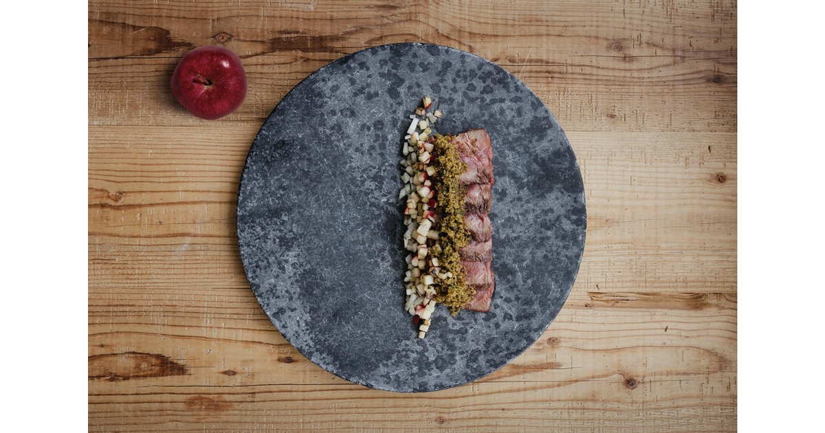 Venison, charred Red Delicious apple and onion | Marlene®